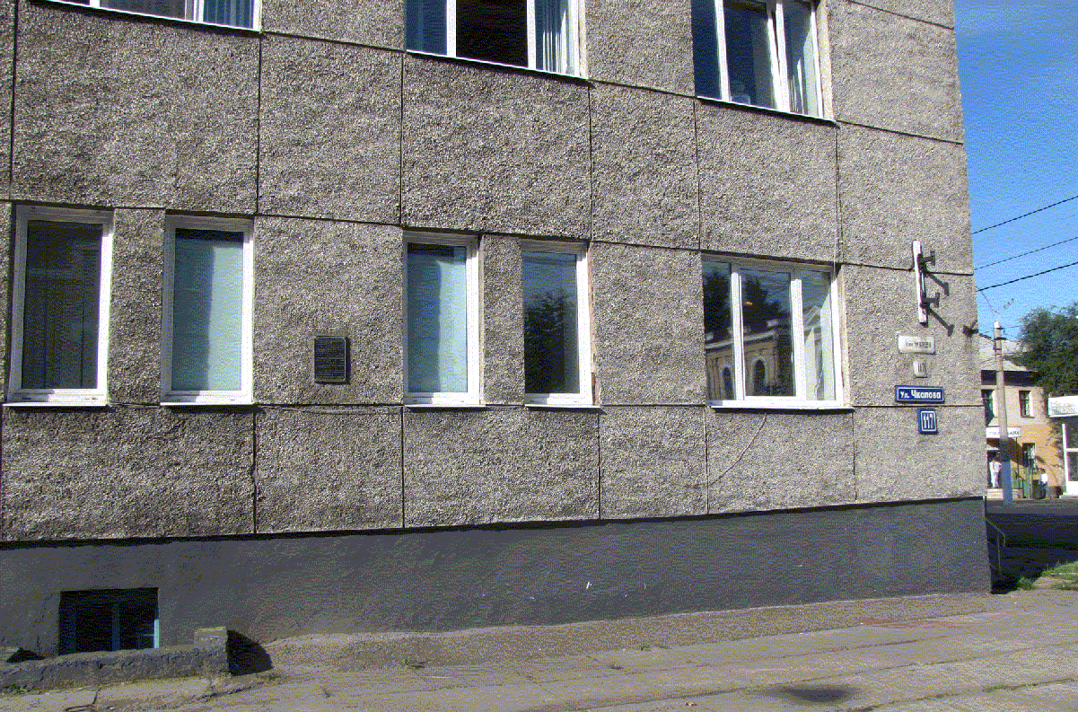  Фото 11. Фрагмент фасада этого же здания  с установленным на нем 25-го августа 2011 года Памятным Знаком.  Увеличить до 910x600
